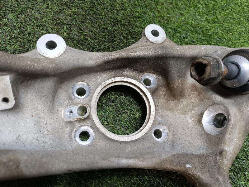 Кулак поворотный передний правый