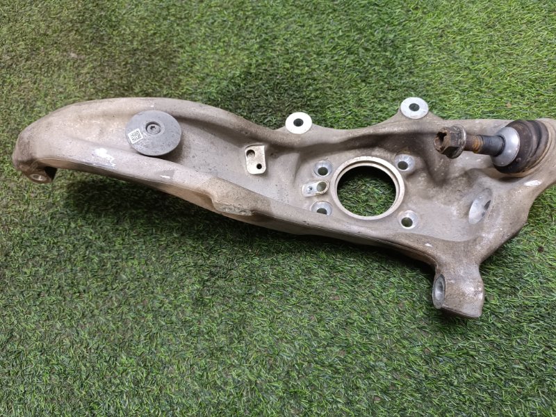 Кулак поворотный передний правый