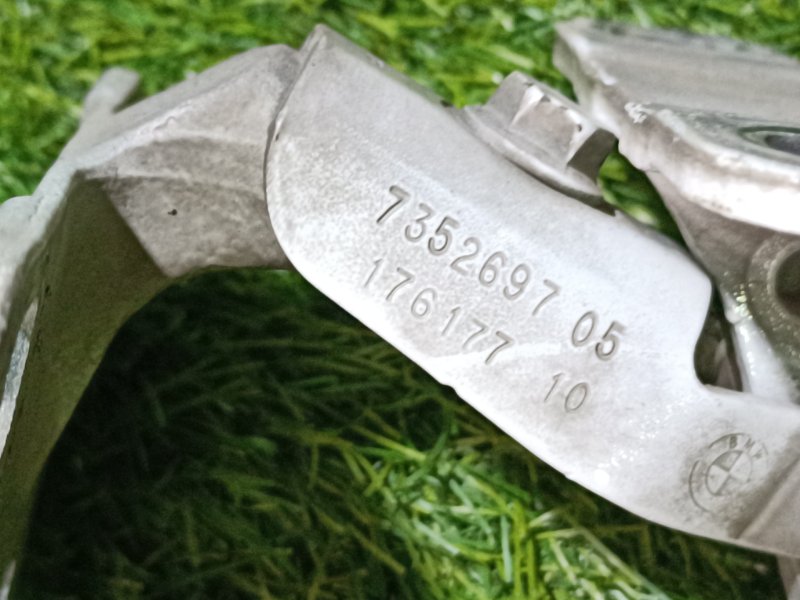 Петля двери багажника