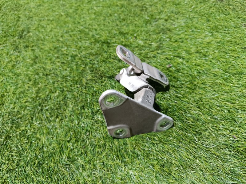 Петля двери багажника