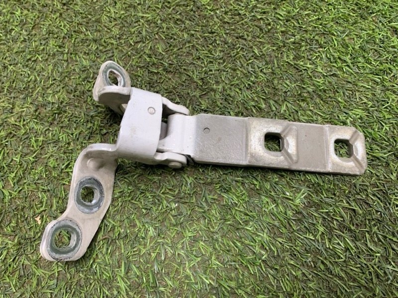 Петля двери багажника