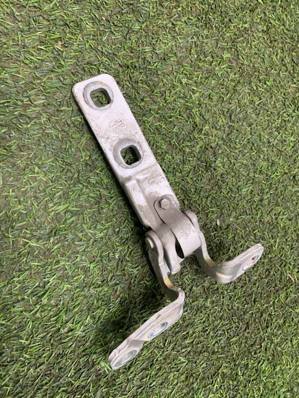 Петля двери багажника