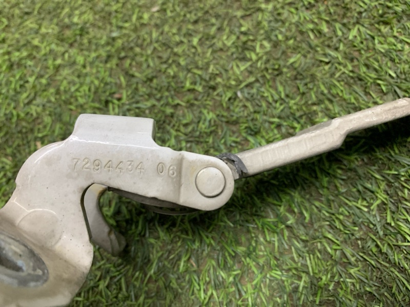 Петля двери багажника