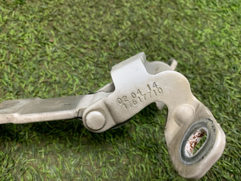 Петля двери багажника