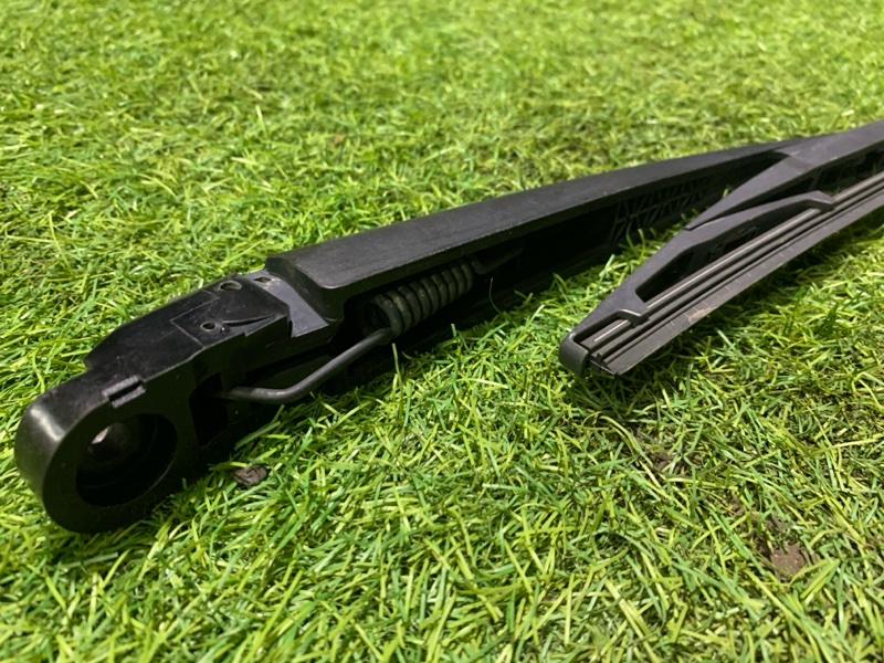 Поводок стеклоочистителя переднего