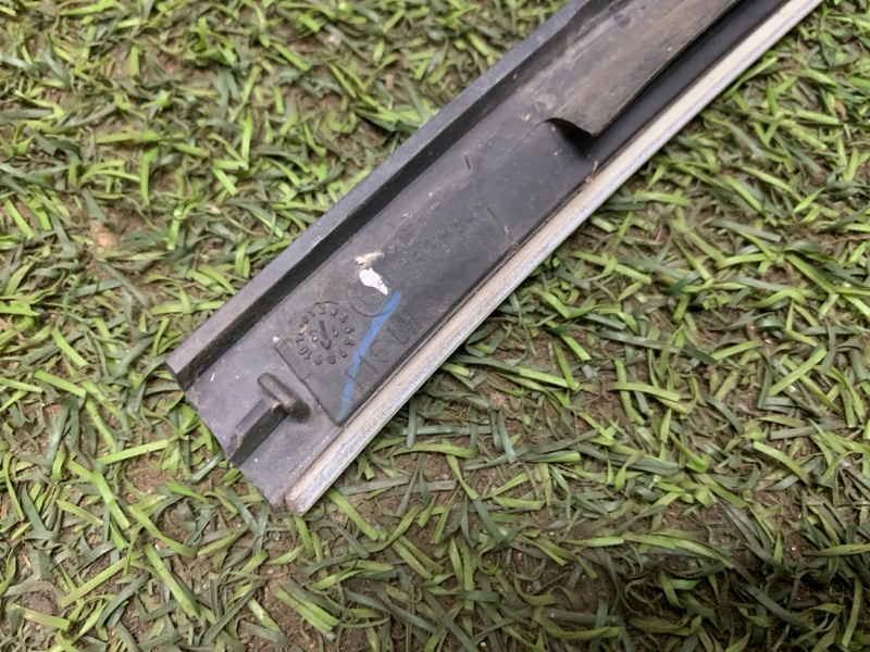 Молдинг лобового стекла