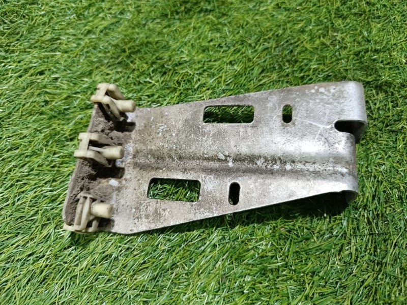 Кронштейн крепления топливного бака