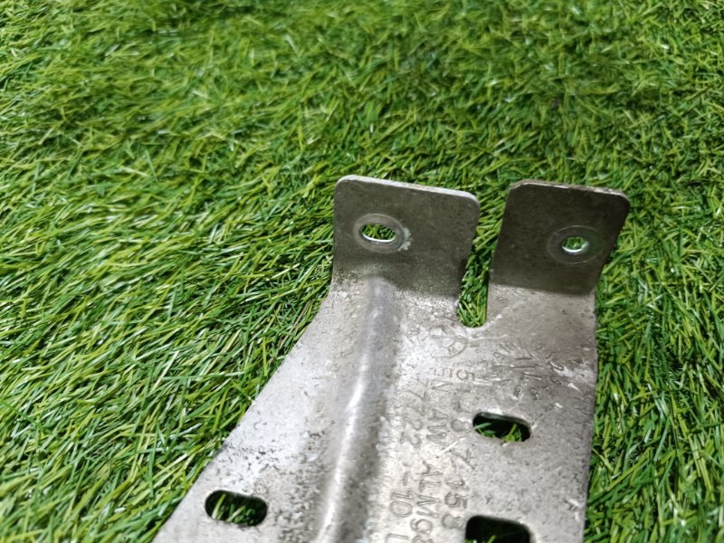 Кронштейн крепления топливного бака