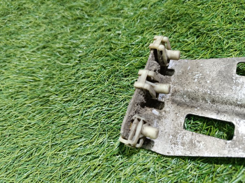 Кронштейн крепления топливного бака