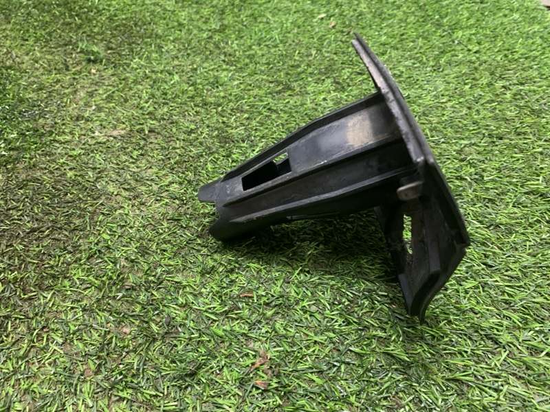 Кронштейн форсунки омывателя фары