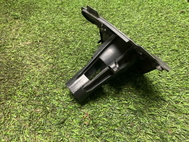 Кронштейн форсунки омывателя фары