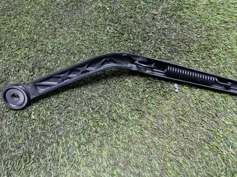 Поводок стеклоочистителя передний правый