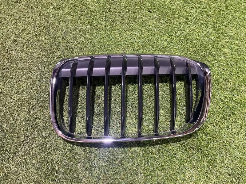 Решетка радиатора левая