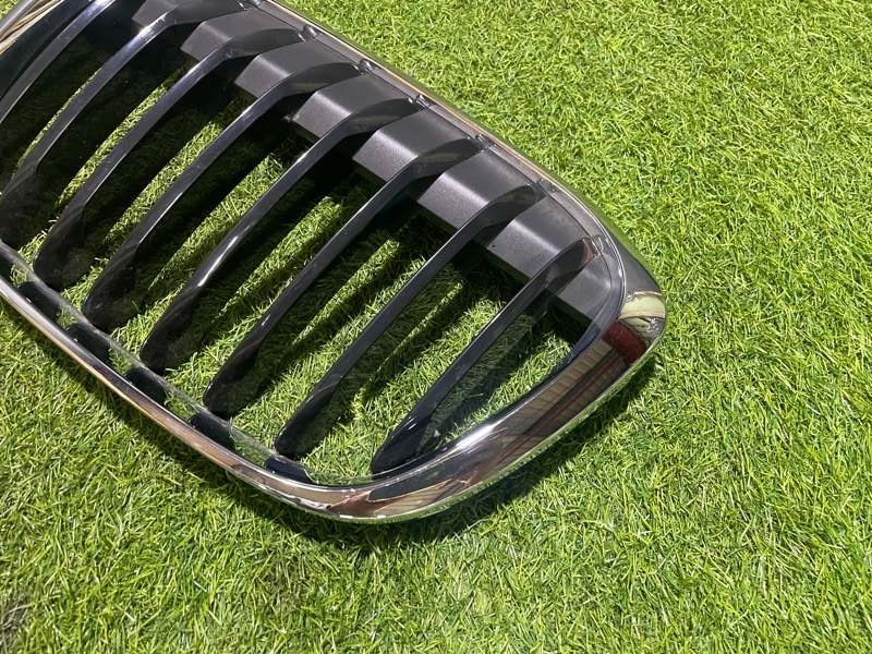 Решетка радиатора левая