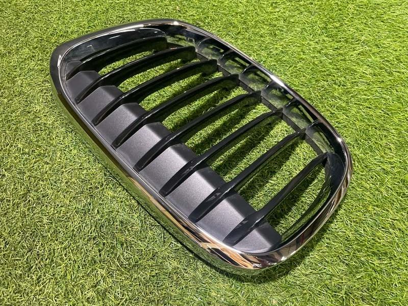 Решетка радиатора левая