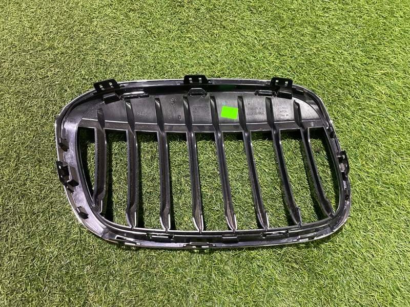 Решетка радиатора левая