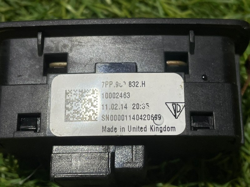 Кнопка открывания багажника