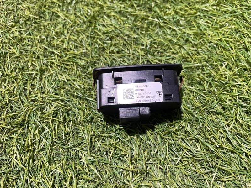 Кнопка открывания багажника