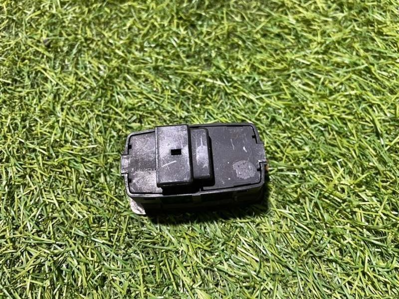 Кнопка открывания багажника