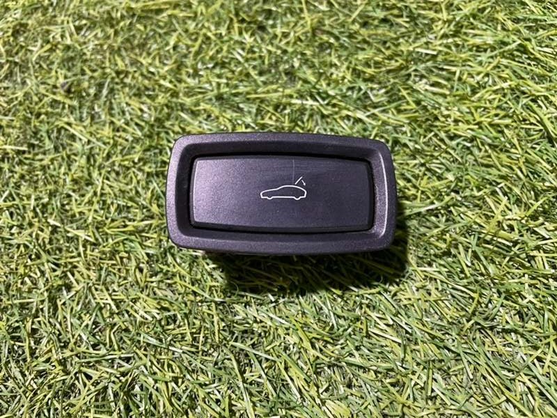 Кнопка открывания багажника