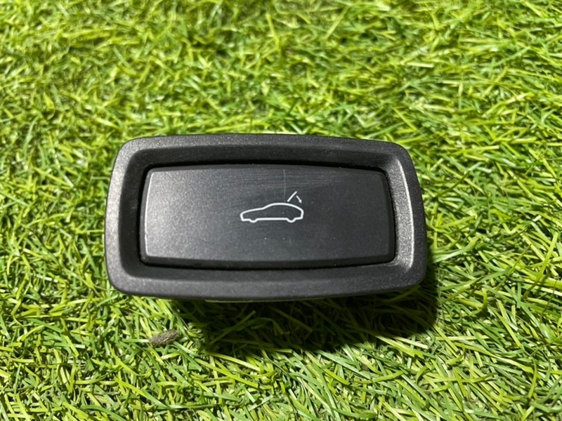 Кнопка открывания багажника