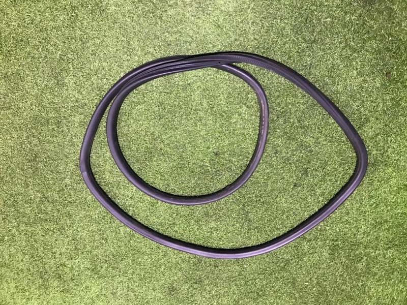 Уплотнитель заднего стекла