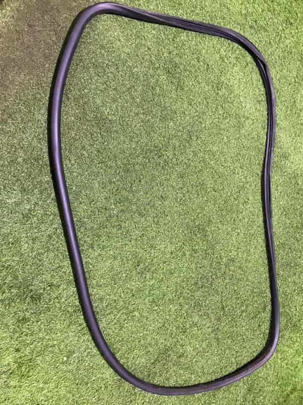 Уплотнитель заднего стекла