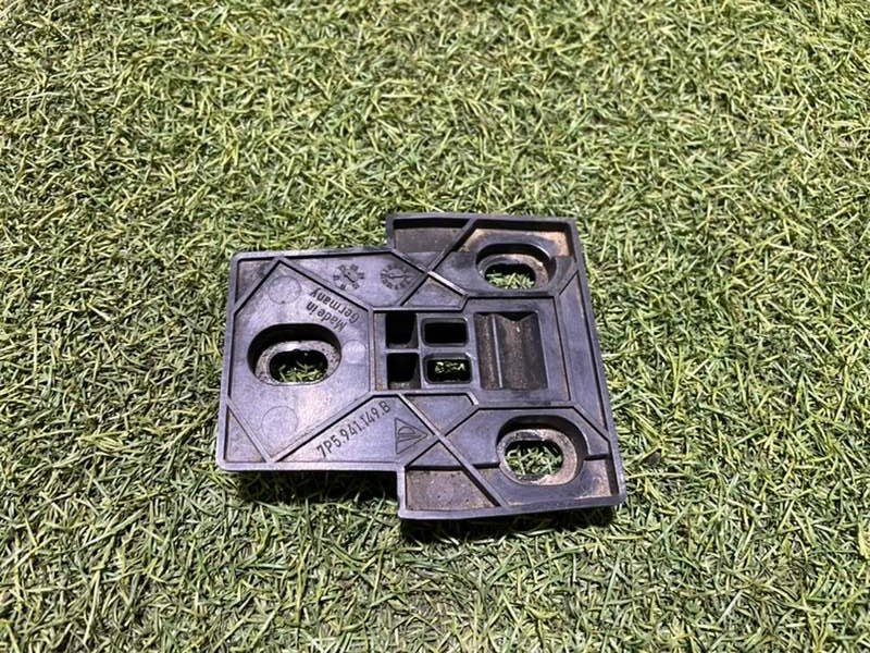 Кронштейн фар левый