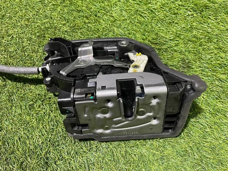 Замок двери передней правой