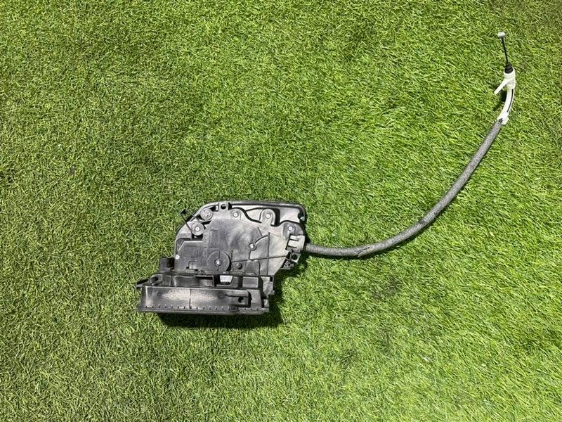 Замок двери передней правой