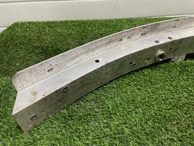 Усилитель переднего бампера