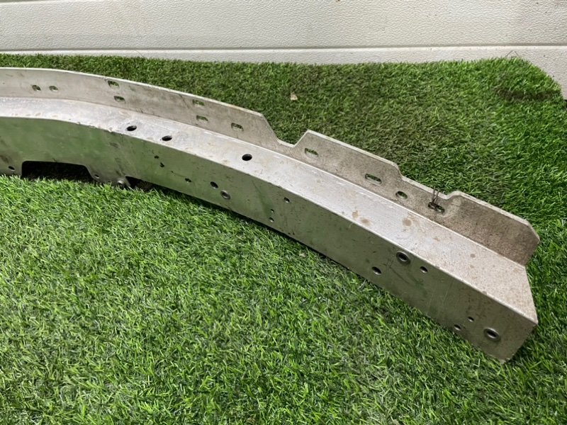 Усилитель переднего бампера