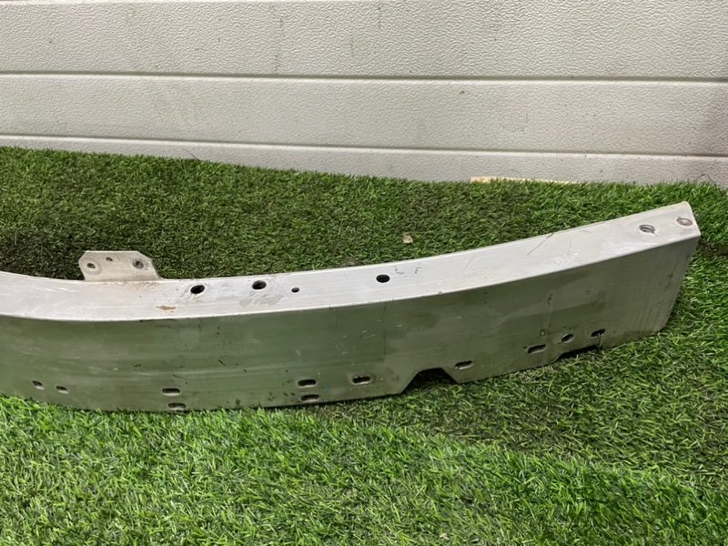 Усилитель переднего бампера