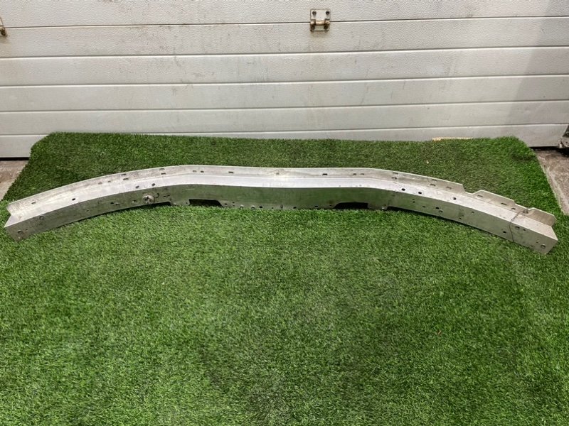 Усилитель переднего бампера