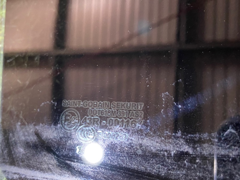 Стекло двери задней правой