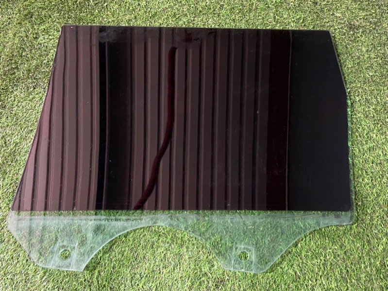 Стекло двери задней правой