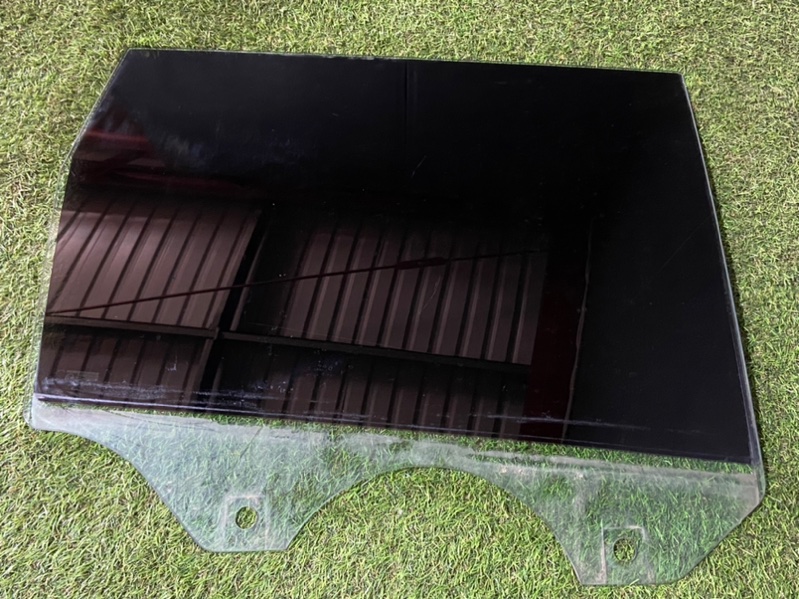 Стекло двери задней правой