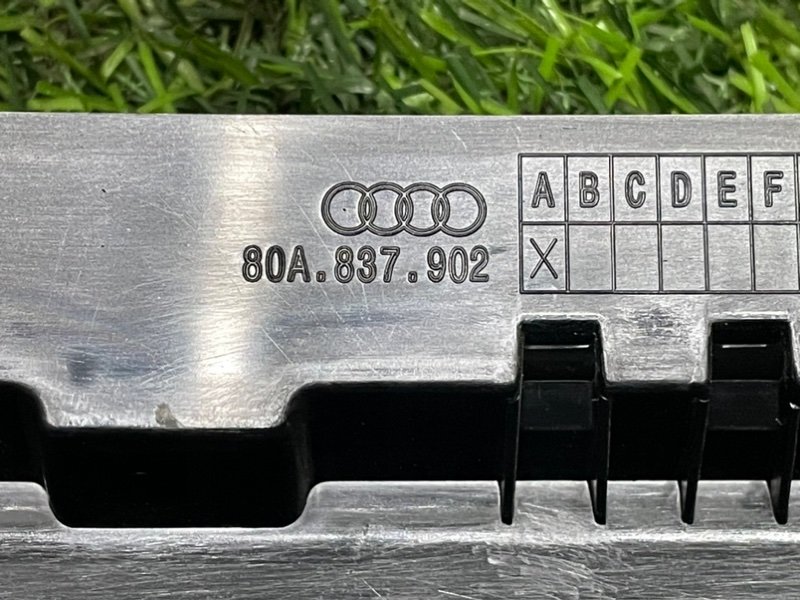 Накладка двери передней правой