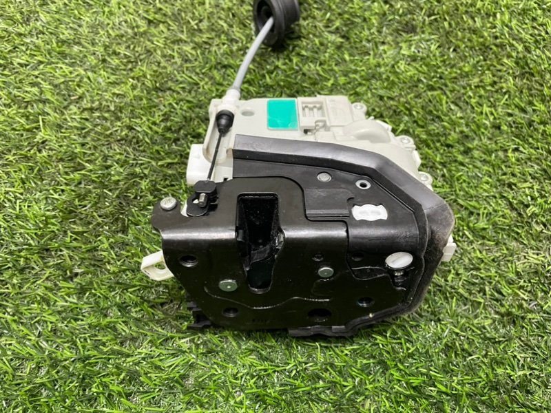 Замок двери передней правой