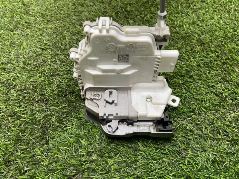 Замок двери передней правой