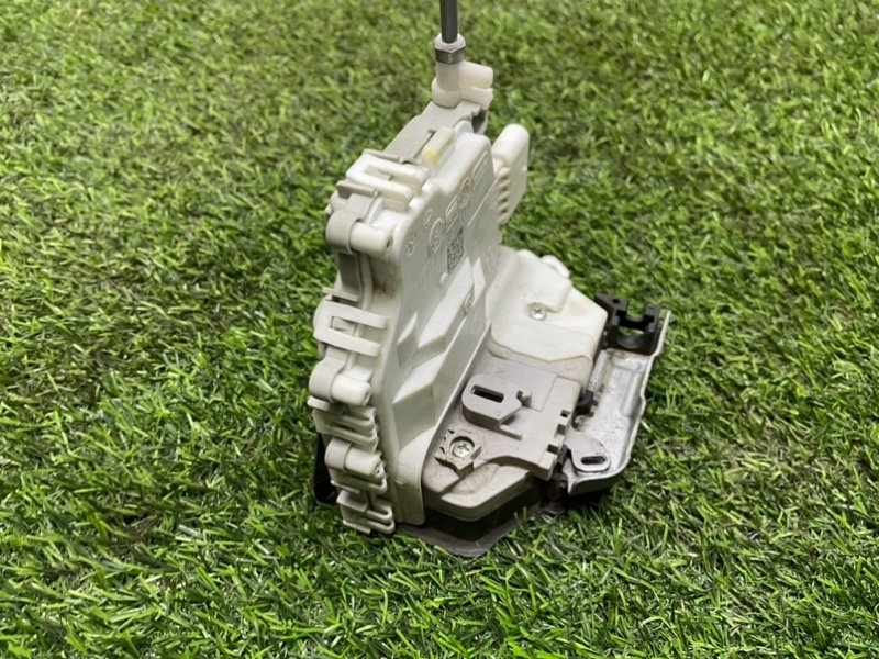 Замок двери передней правой