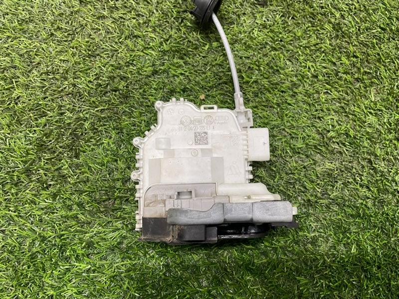 Замок двери передней правой