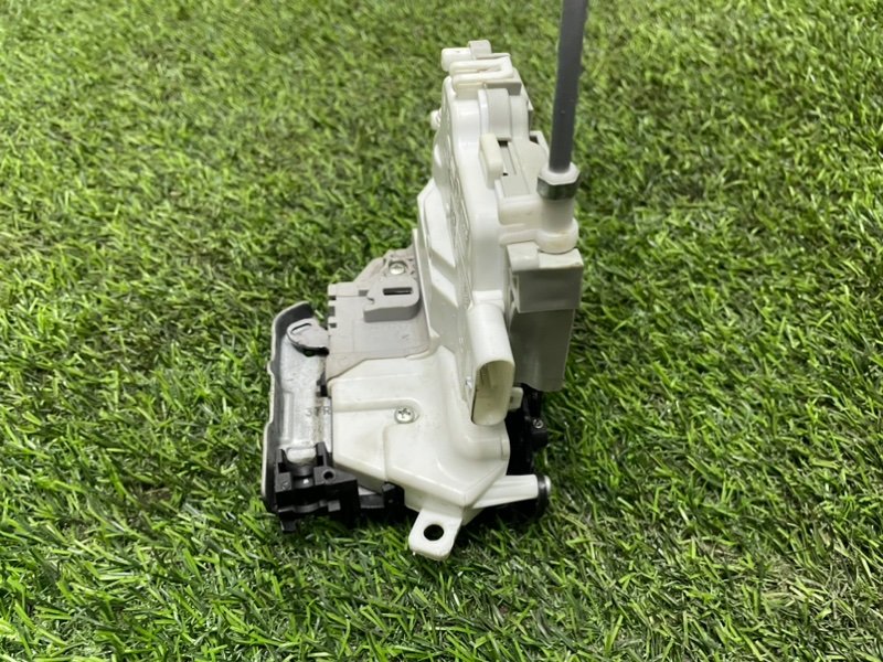 Замок двери передней правой