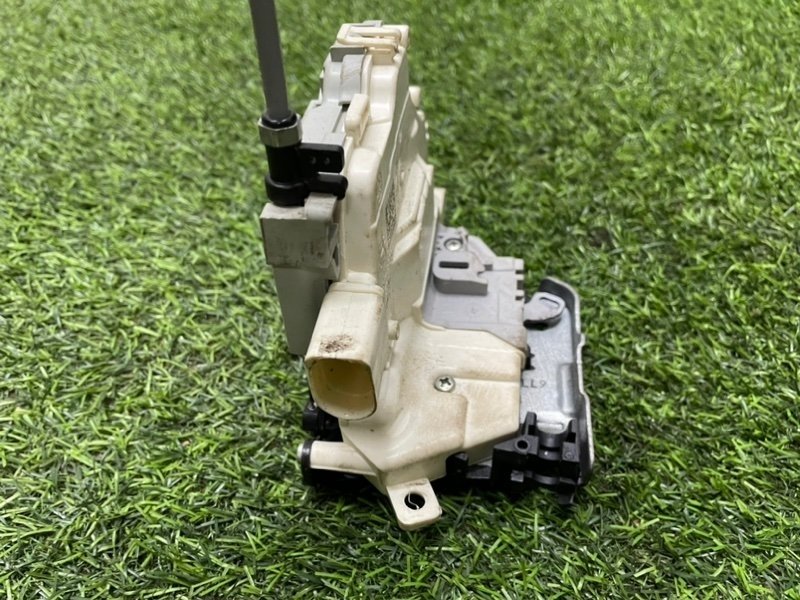 Замок двери задней левой