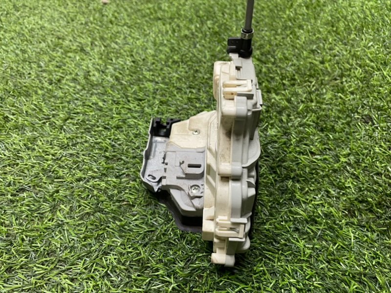 Замок двери задней левой