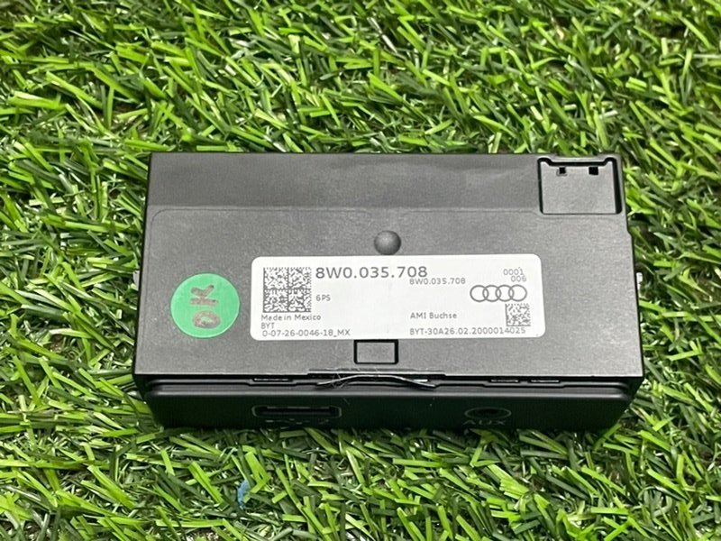 Гнездо AUX / USB IN