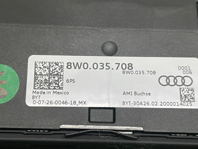 Гнездо AUX / USB IN
