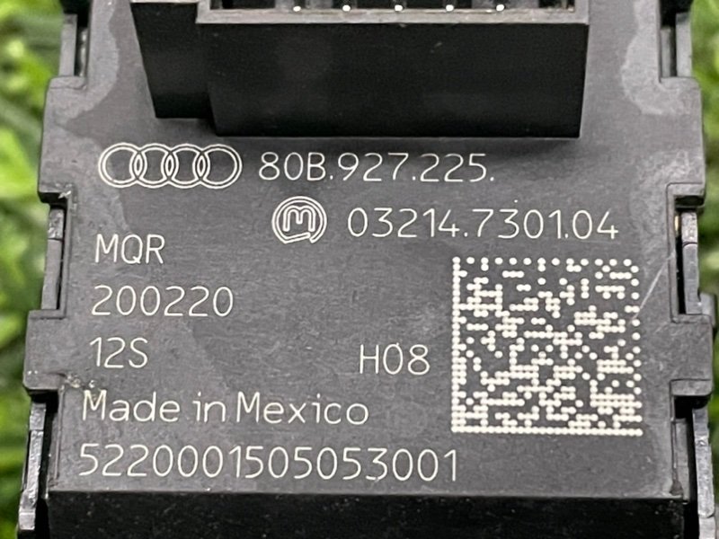 Кнопка фиксатора стояночного тормоза