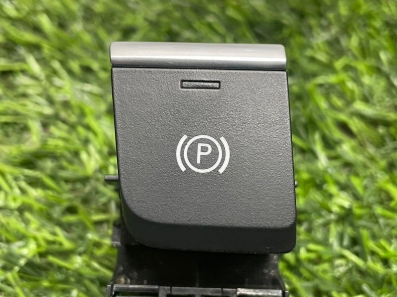 Кнопка фиксатора стояночного тормоза