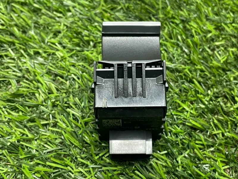 Кнопка фиксатора стояночного тормоза